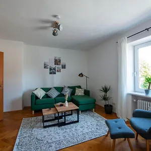 Apartment Bessa Homes 6 Personen 2 Schlafzimmer, 3 King Size, Betten, Balkon, Kueche, Haag in Oberbayern